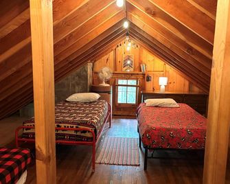 Singwakiki - Guest Cabin on Nichols Lake - Boulder Junction - Bedroom