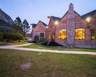 Discover Nature’s Beauty – Free Parking, Pet-Friendly, and All-Season Fun - Mount Charleston - Edificio