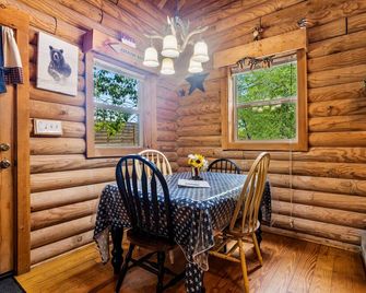 Log Cabin, Utk/Neyland, Smokies, 16acres, Fp, Hottub, Arcade, Fishing, Golf,pets - Knoxville - Dining room