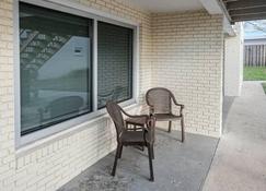 Waves and Breezes 1st Floor Resort View King Room - Pawleys Island - Patio