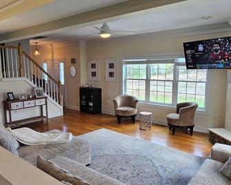 4000+ SqFt Home. Amazing Views, Private, Close to Downtown and Yale Univeristy - East Haven - Sala de estar