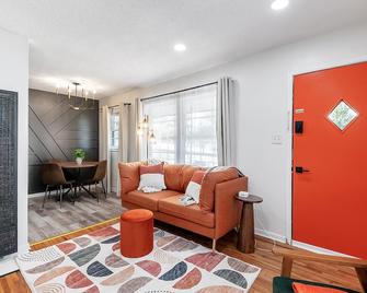 Derby Delight - Cozy King - Near Park! - Derby - Sala de estar