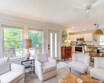 Less Than 6 Mi to Nags Head Manteo Beach House - Manteo - Living room
