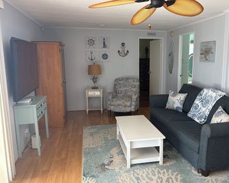 Waterfront Paradise in Florida Keys. Free use of Kayaks, and more! - Little Torch Key - Huiskamer