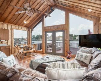 Liams Lodge-Peaceful Cabin Panoramic Lake Views - Hot Springs - Living room