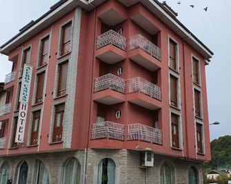 Los Acebos Cangas - Cangas de Onís - Rakennus