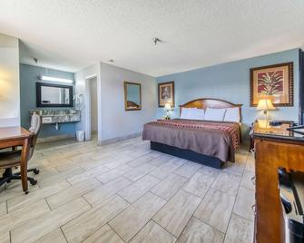 Rodeway Inn & Suites - Haines City - Bedroom