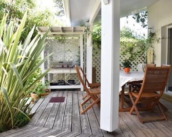 Nice holiday home nestled in the greenery between Basin and Ocean. - Lège-Cap-Ferret - Patio