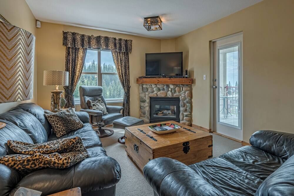 Top-Floor Quiet Corner Creekside Condo - Mountain Views - Vernon - Soggiorno