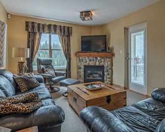 Top-Floor Quiet Corner Creekside Condo - Mountain Views - Vernon - Soggiorno