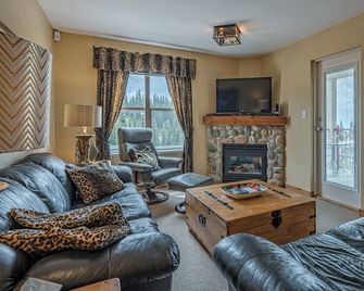 Top-Floor Quiet Corner Creekside Condo - Mountain Views - Vernon - Soggiorno