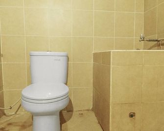 Hotel O Nyi Rindang Near Puskesmas Jekan Raya - Palangkaraya - Bathroom