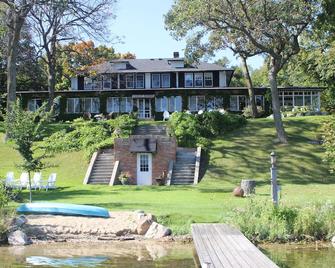 Beautiful Vintage Home on the Alexandria Chain of Lakes - Alexandria - Building