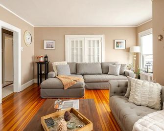 Gem by the water with firepit & all fenced backyard 2 Bedrooms - Stamford - Living room