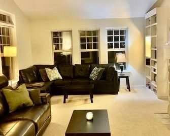 Island home with kayaks, seasonal pool, private hot tub and beautiful beach! - Shelton - Living room