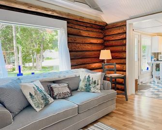 Beside Still Waters - Cheboygan River Respite - Cheboygan - Living room