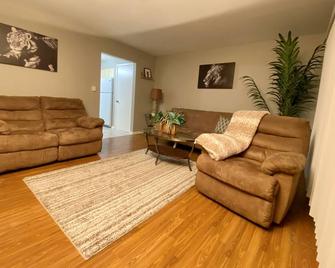 The Little Amazon - Montgomery - Living room
