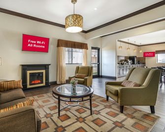 Red Roof Inn & Suites Sulphur Springs - Sulphur Springs - Wohnzimmer