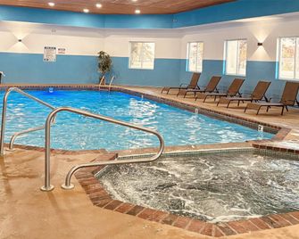 Super 8 by Wyndham Escanaba - Escanaba - Pool
