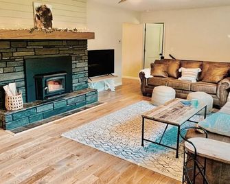Kalispell Skiers Lodge - Walk to Downtown/Shopping - Kalispell - Living room