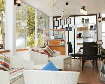 Liberty Guest House Maldives - Mahibadhoo - Living room
