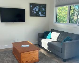 Welcome to The Ferns in Cobble Hill! Quiet, clean and functional bachelor suite. - Cobble Hill - Living room