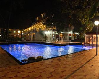 Hotel Ravi Kiran - Alibag - Zwembad