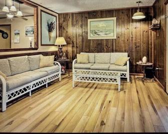 Horseshoe Haven - Chincoteague - Living room