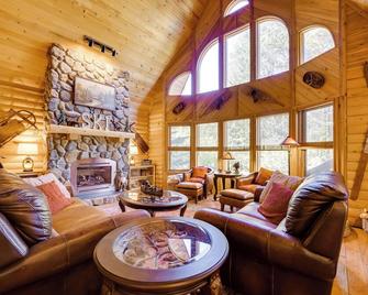 Spacious Packwood Cabin with Hot Tub - Near River - Packwood - Wohnzimmer