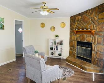 Charming 3-bedroom house in Monahans - Monahans - Living room