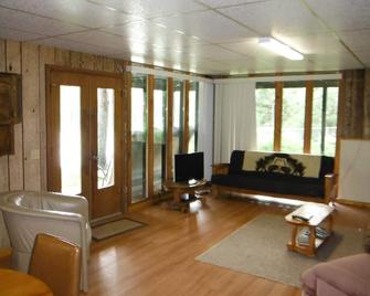 Wild and Scenic Flathead River Retreat - Hungry Horse - Living room