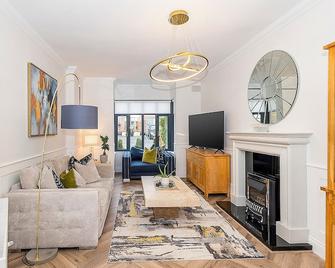 Malahide Village Hideaway - Malahide - Living room