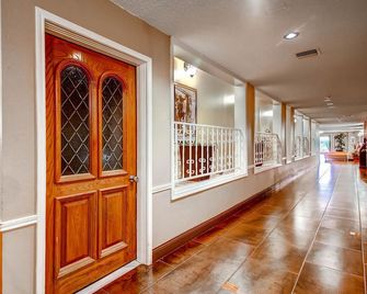Orangewood Inn & Suites Midtown - Austin - Hall