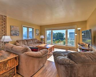 East of the Sun Beachside Apartment with Deck! - Emerald Isle - Living room