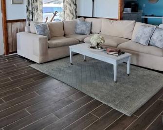 Bella Vista - Waterfront Getaway, Kayaks, fishing & Close to Topsail Beaches! - Sneads Ferry - Living room