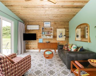 Lulu Logs - Bristol - Living room