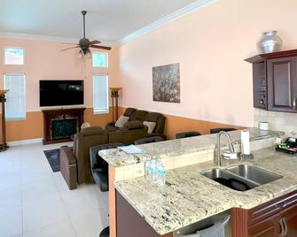 Spacious 4-bedroom house in brilliant Coral Springs with AC - Coral Springs - Kitchen
