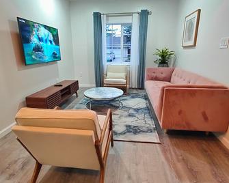 New Beautiful Contemporary Home in Pinole Hill - Pinole - Living room