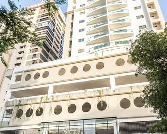 Tranquil Heights: Your Cozy Urban Getaway with Pool, Gym, and Spa - Santo Domingo - Building