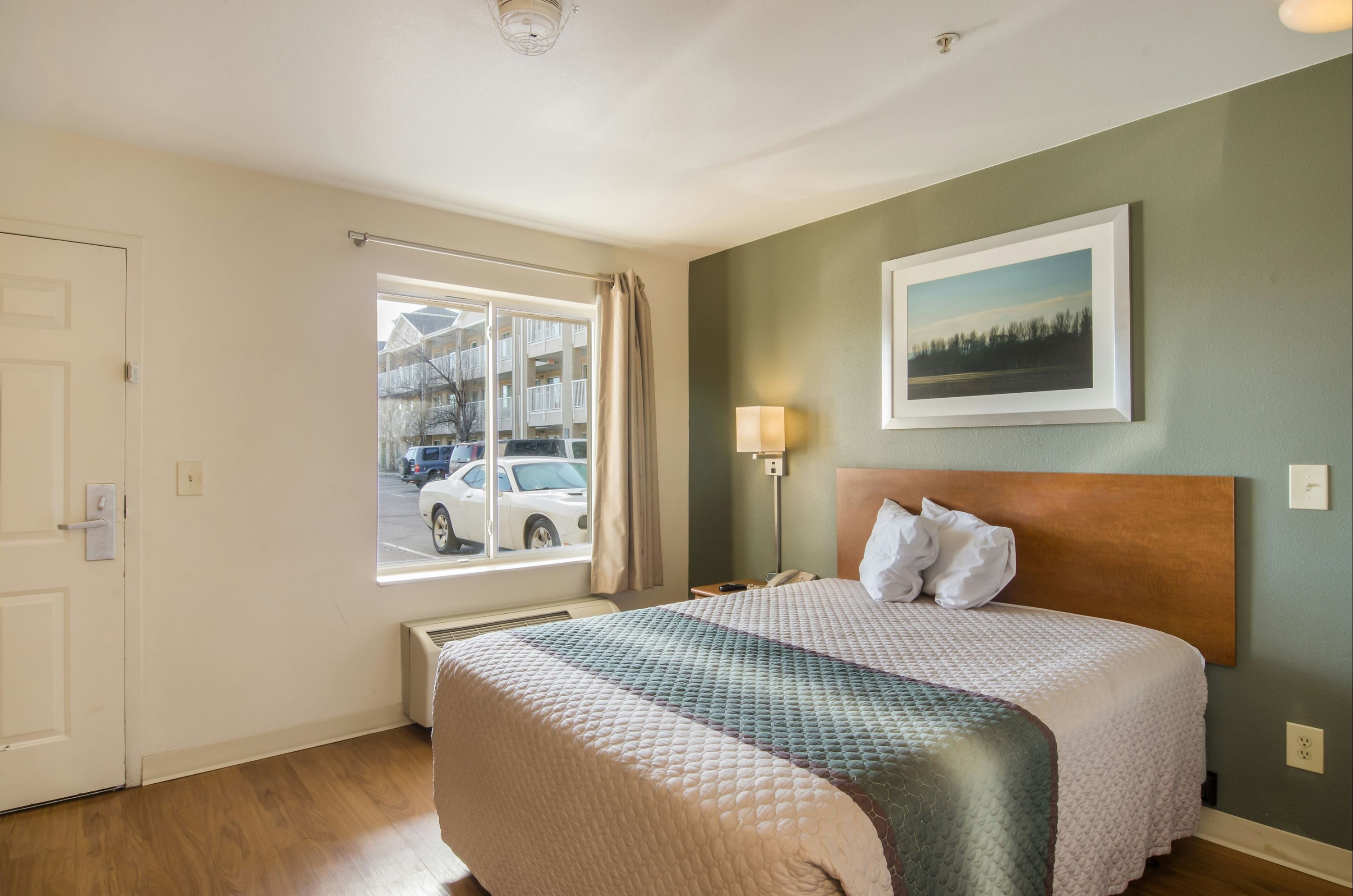 HomeTowne Studios by Red Roof Denver - Airport/Aurora - אורורה - חדר שינה