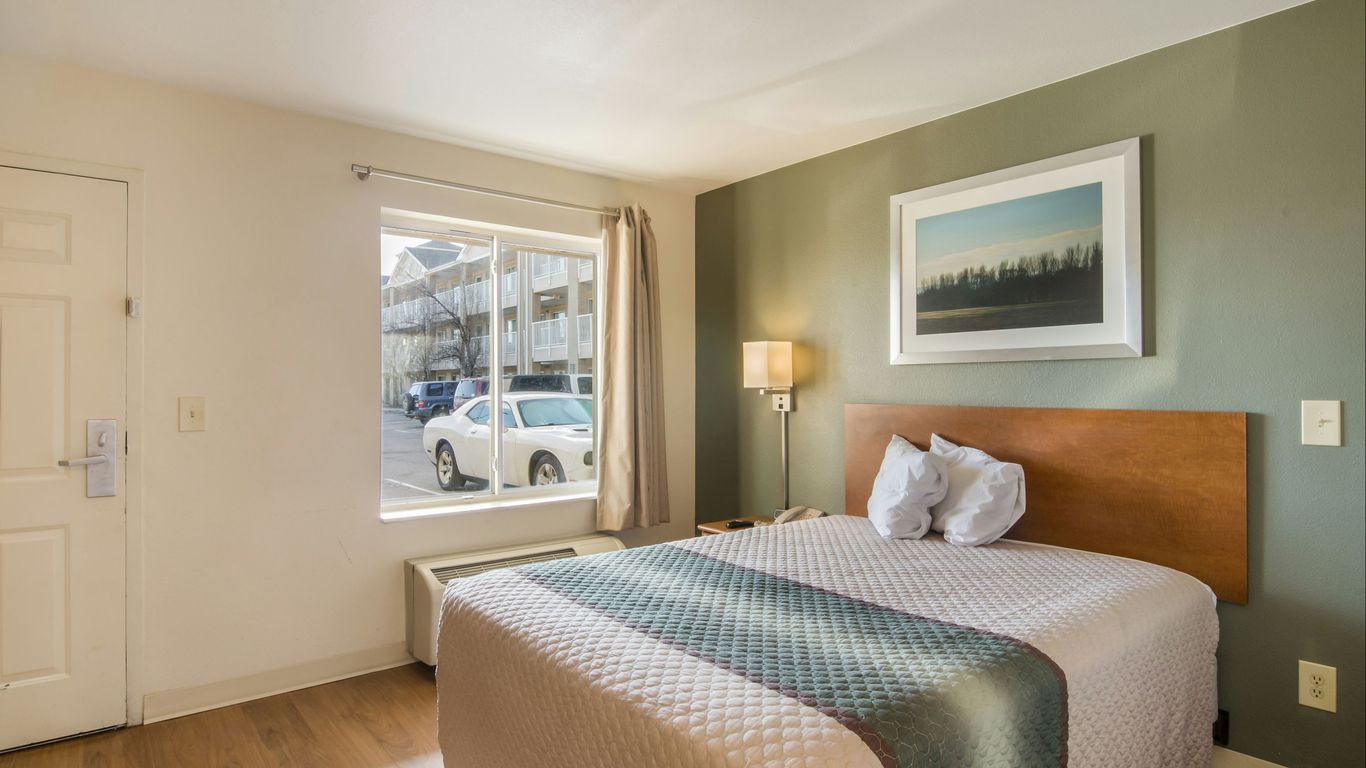 HomeTowne Studios by Red Roof Denver - Airport/Aurora