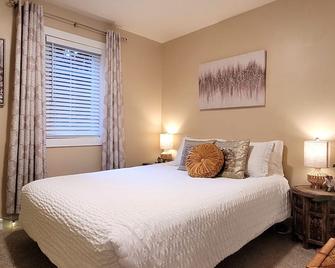 North Seattle bungalow with Hot Tub near light rail and I-5. - Seattle - Habitación