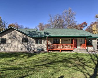 Cabin with Fire Pit and Movie Room, 1 Mi to Lake - Pequot Lakes - Building