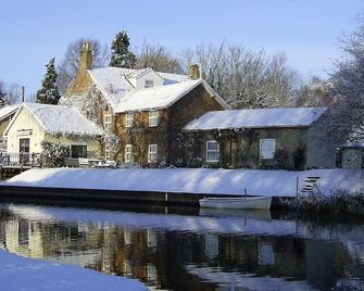 Riverside 2-Bed Cottage Sleeps 3 with Parking - Downham Market - Edificio