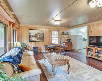 8 Mi to Yosemite National Park Cabin with Fire Pit - Oakhurst - Wohnzimmer