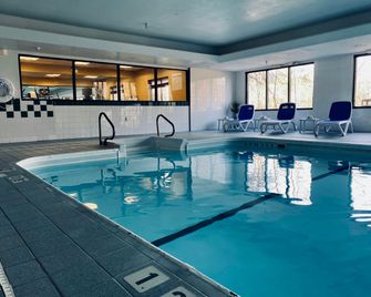 Holiday Inn Express & Suites Plymouth By IHG - Plymouth - Zwembad