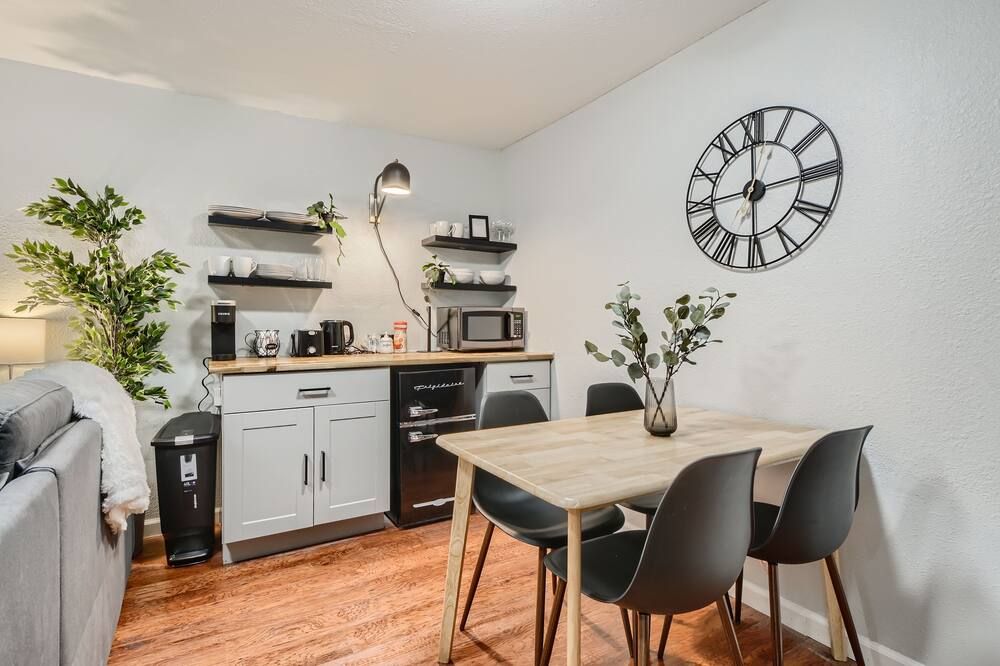 Adorable 2-Bedroom Modern Basement - דנבר - חדר אוכל