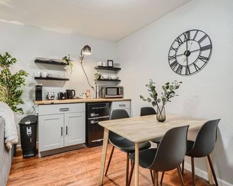 Adorable 2-Bedroom Modern Basement - Denver - Comedor