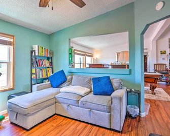 East Colorado Springs Home with Game Room and Backyard - Colorado Springs - Salon