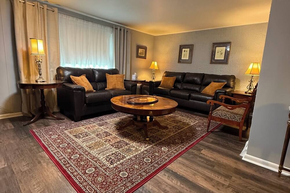 Spacious 5-bedroom house, close to West Liberty University and Bethany College.